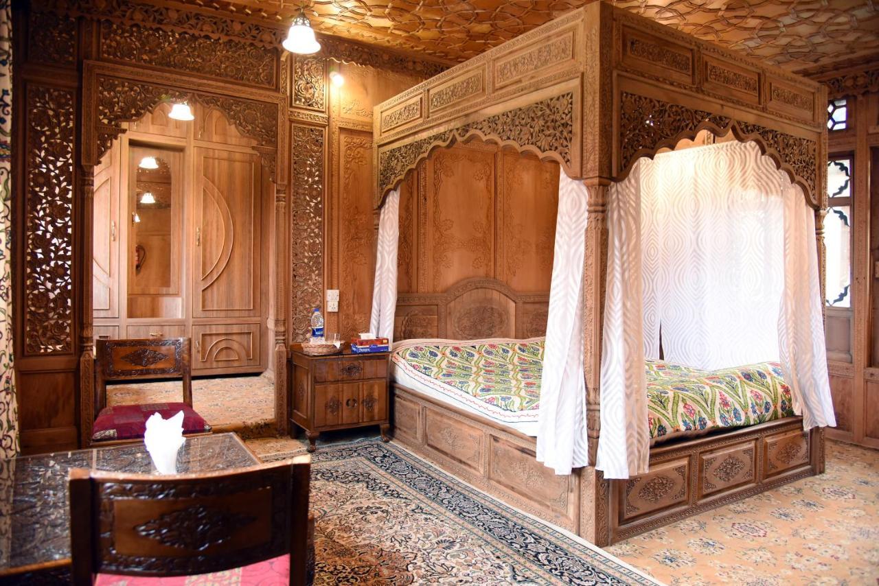 Yadgaar Houseboats Hotel Srinagar  Exterior photo